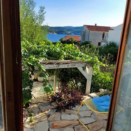 Ella Apartment 5 *
